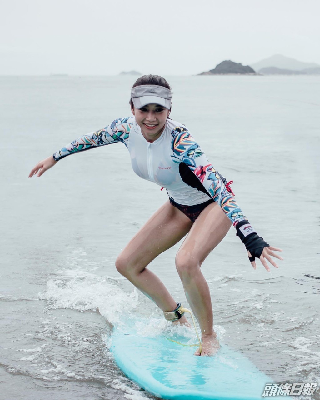 有一身古銅色肌膚的何泳芍原是潛水教練，參選時被稱為「美人魚」。